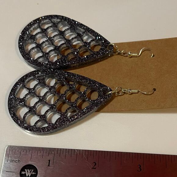 Handmade epoxy resin mermaid scale earrings - dark gunmetal grey glitter - Picture 3 of 4